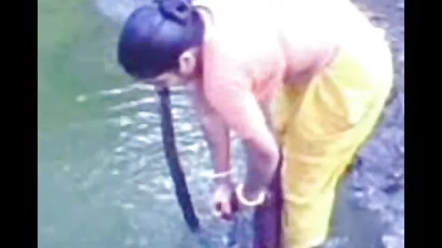 তার স্বামী হ্যালোইন বাংলা ভাবি sex উপর হর্ণ করতে তার সাহায্য